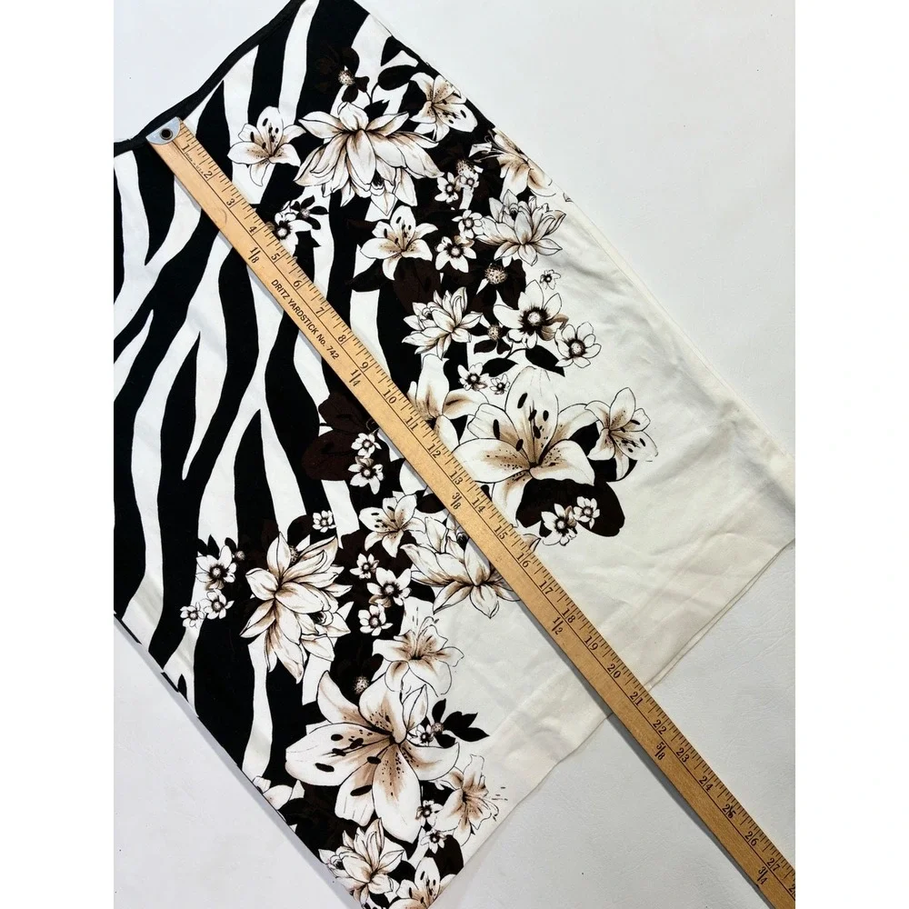 White House Black Market striking skirt